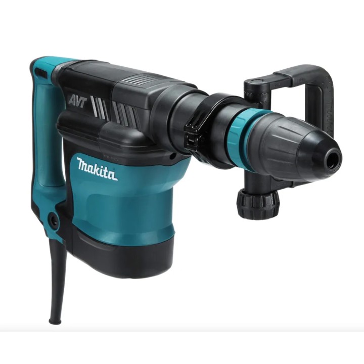 MAKITA HM1111C durante operazione di scalpellatura (immagine dimostrativa)