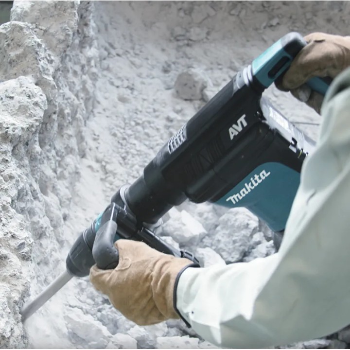 MAKITA HM1111C dans son coffret, accessoires inclus disposés à côté