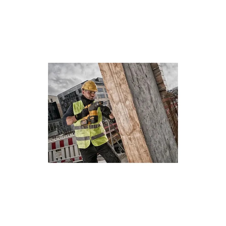 DEWALT DCH333X2-QW en utilisation sur béton avec LED avant allumée