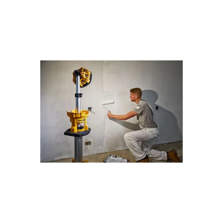 Projecteur LED DCL079-XJ en position basse avec trépied compact