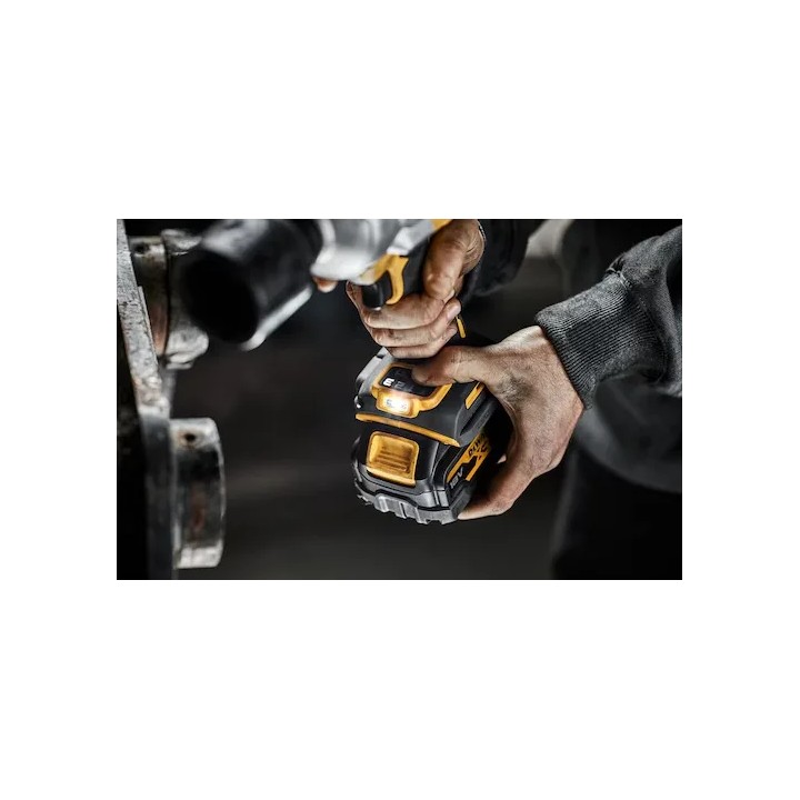 Visseuse à chocs DEWALT utilisée sur un boulon lourd