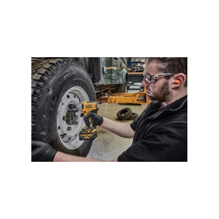 Avvitatore DCF891NT-XJ impugnato a mano in uso dimostrativo