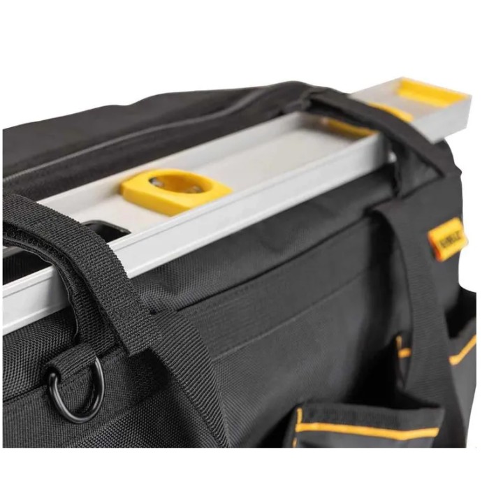 Borsa porta attrezzi DEWALT posata su piano di lavoro, vista dall'alto