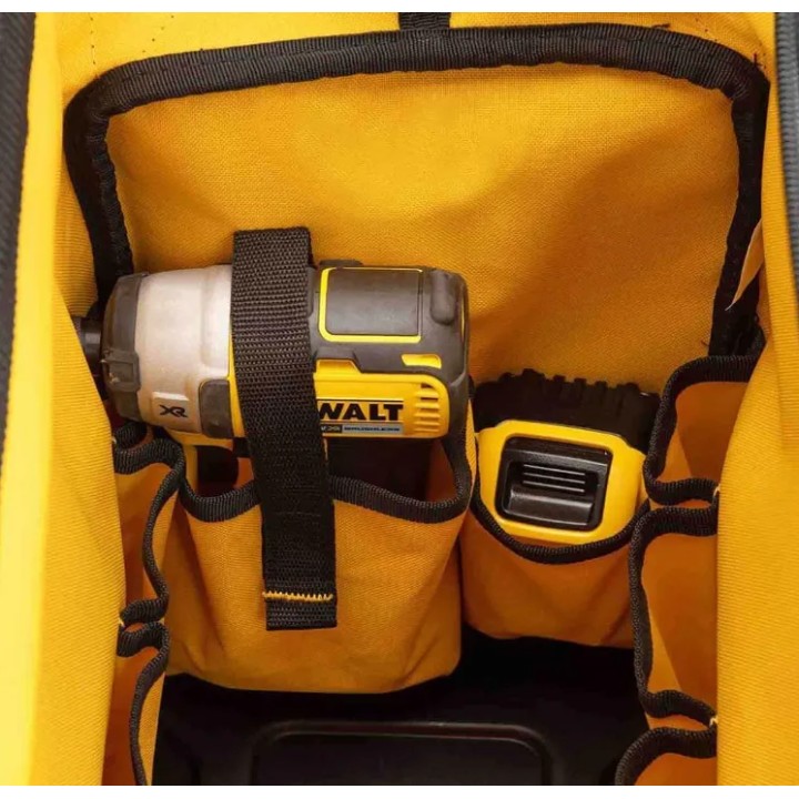 Particolare delle finiture in gomma e plastica della borsa DEWALT