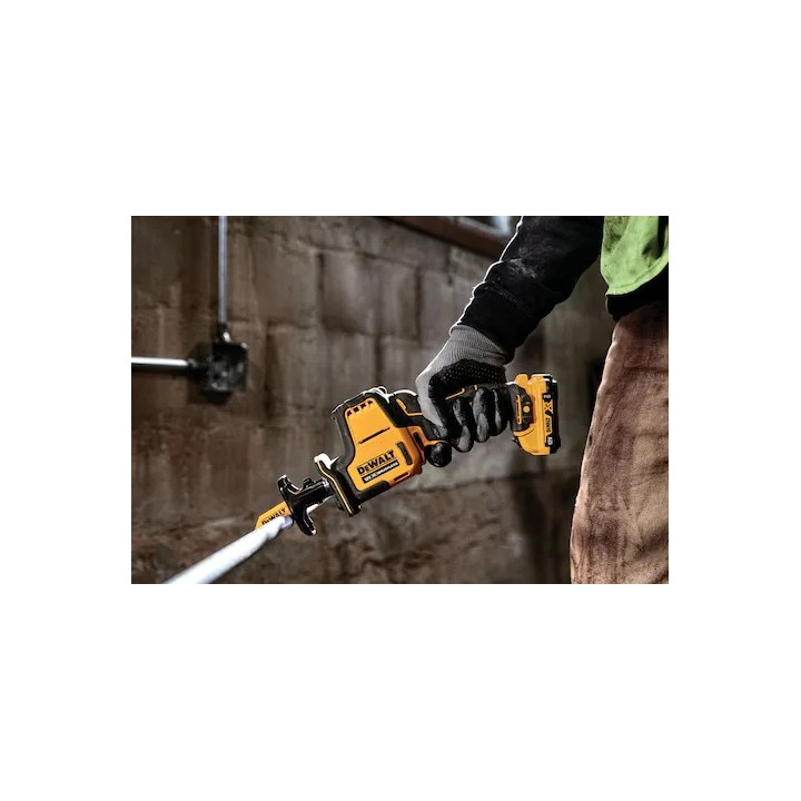 Dettaglio dell'impugnatura in gomma della sega DEWALT DCS312D2-QW