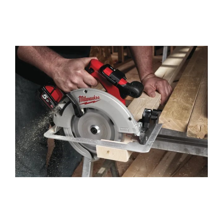 Particolare lama e riscontro laterale della sega MILWAUKEE M18