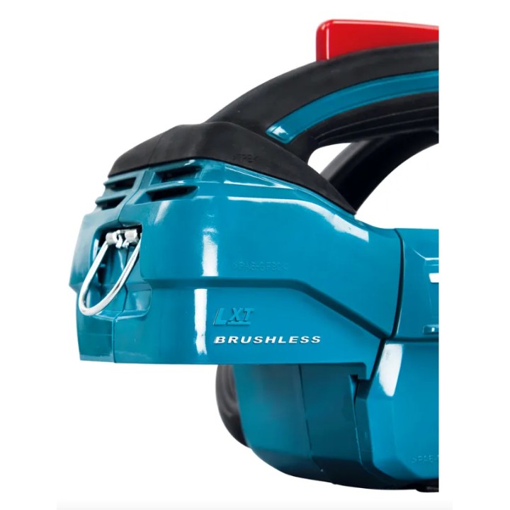 Makita DUC254Z image en utilisation pour ébranchage de branches