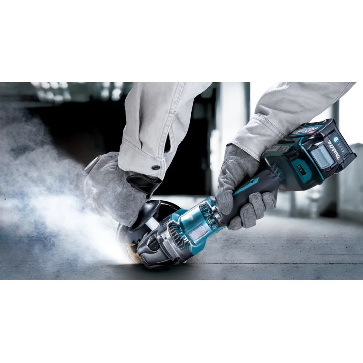 Makita GA023GZ01 montrée avec disque de 125 mm à titre de référence