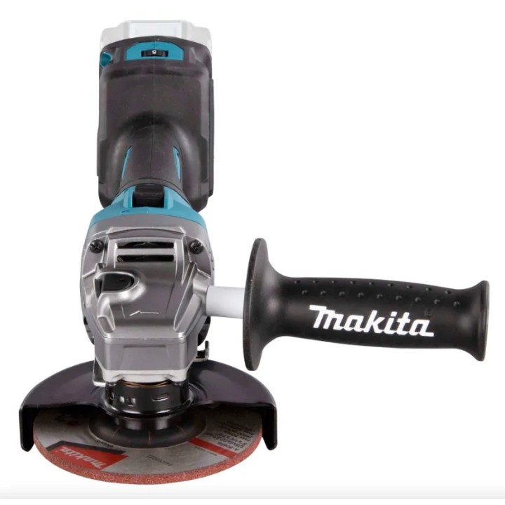 Meuleuse Makita GA023GZ01 en position de travail avec disque monté