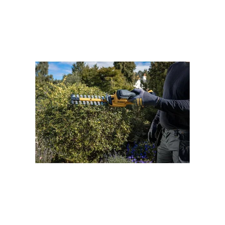 Tagliasiepi DEWALT DCMHT520N-XJ in uso per rifiniture di siepe