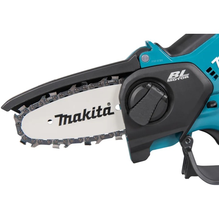 Makita DUC101ZJ in uso su ramo per potatura