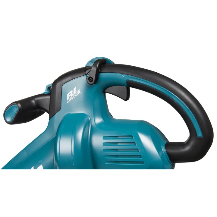 MAKITA DUB187Z con tubo flessibile e sacco in primo piano