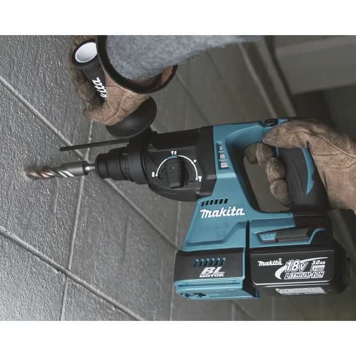 Immagine del tassellatore Makita DHR242ZJ e impugnatura secondaria