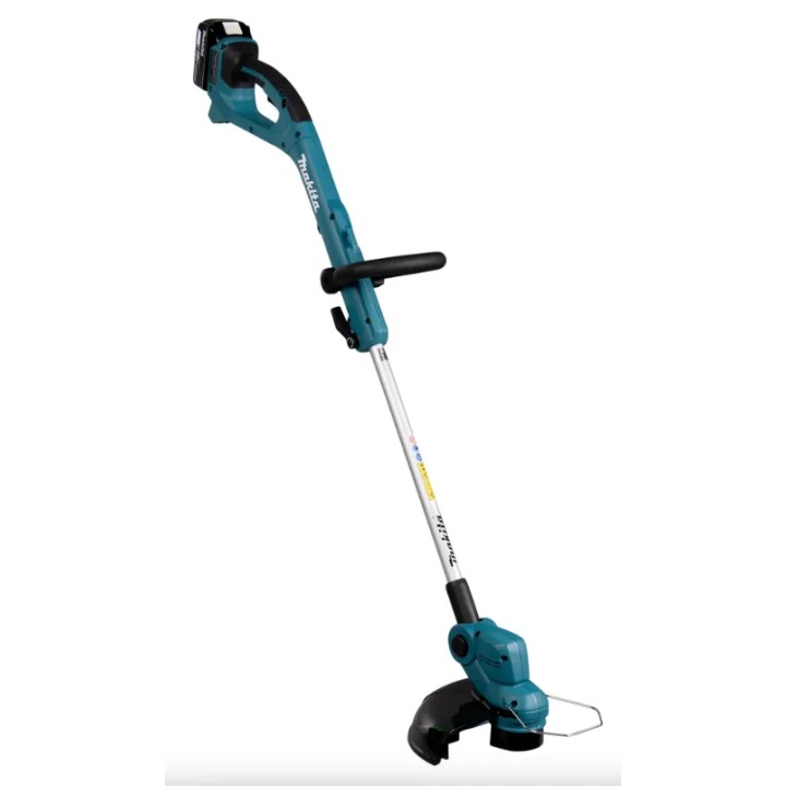 MAKITA DUR193RT durante la rifilatura di bordo prato