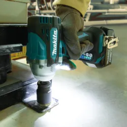 Makita Chiave A Impulsi Compatta Ed Efficiente, Dotata Di Motore Brushless Con 4 Regolazioni Di Potenza.