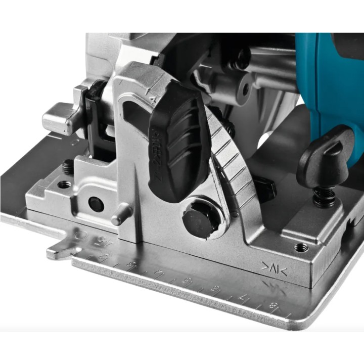 Vista superiore della sega circolare MAKITA con impugnatura e comandi