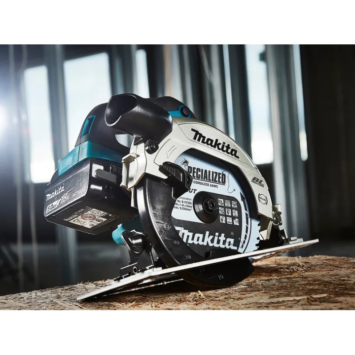 Vista della sega circolare MAKITA DHS660ZJ con indicazione delle dimensioni complessive