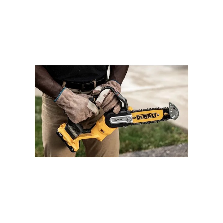 Elettrosega DEWALT DCMPS520N-XJ in posizione di lavoro