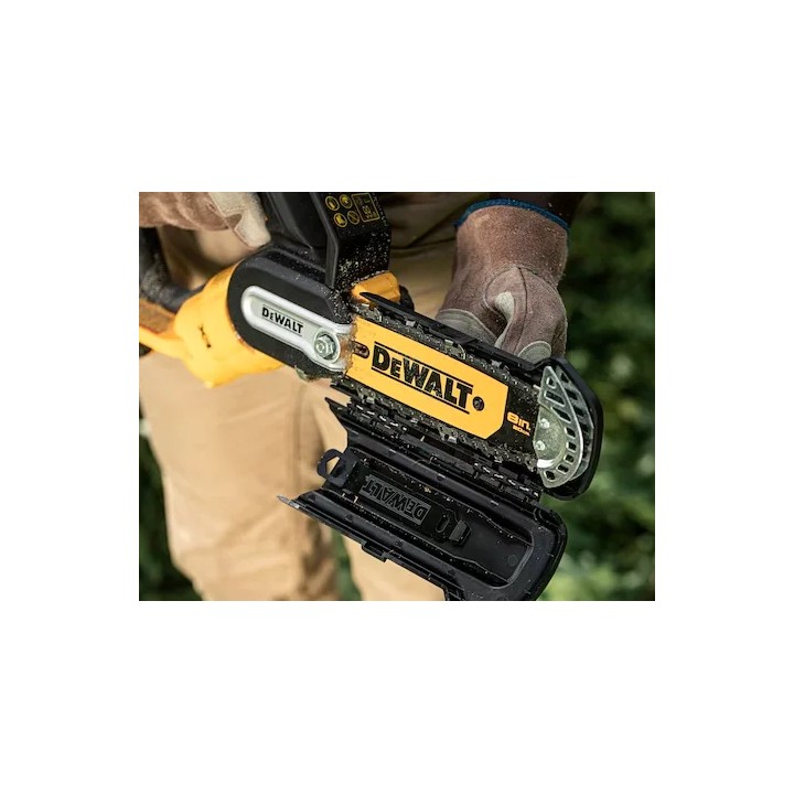Scie avec guide 20 cm mettant en évidence son poids compact