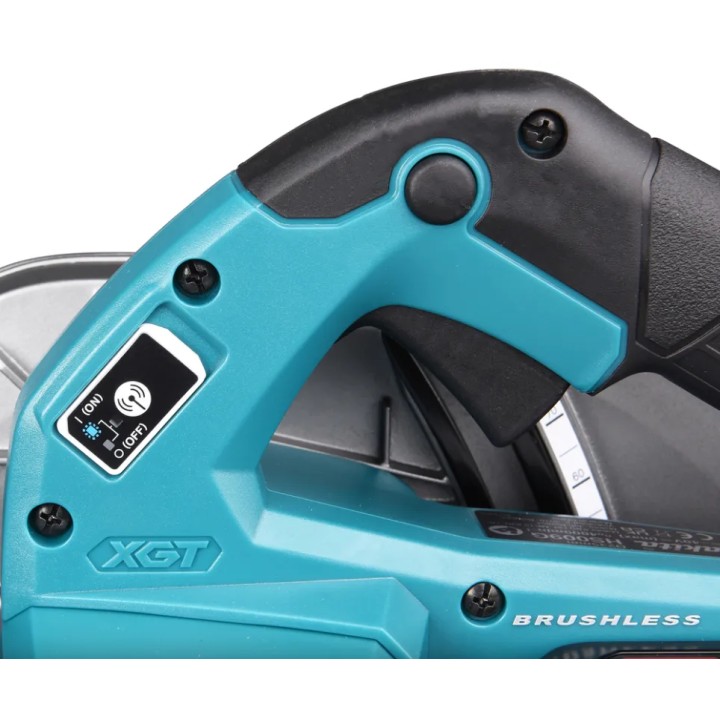 Makita HS009GT201 immagine in uso su pannello di legno