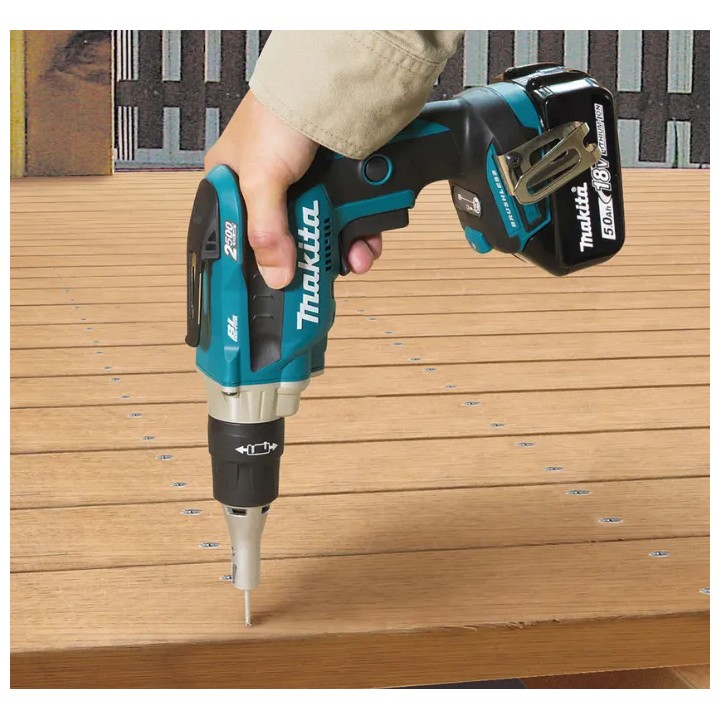 Visseuse DFS250ZJ montrée en utilisation sur panneau de plâtre