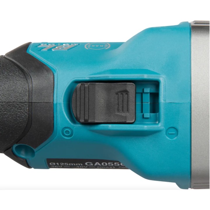 Smerigliatrice Makita GA055GZ01 in posizione di lavoro ravvicinata