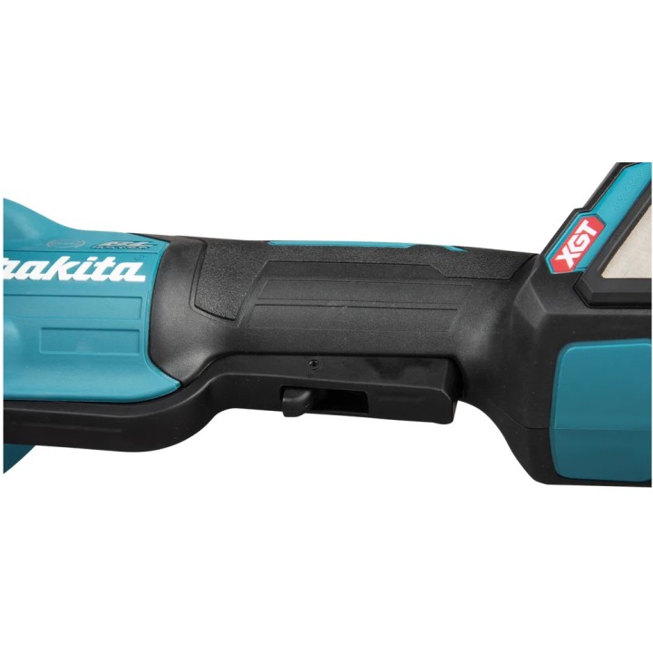 Makita GA056GZ01 avec capot orienté pour travaux en espaces réduits