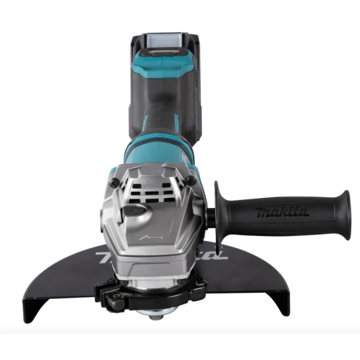 Image d'utilisation Makita GA038GT201 lors d'ébavurage