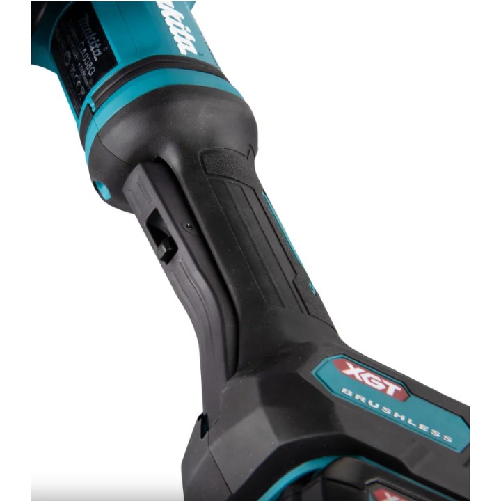 Makita GA038GT201 utilisée pour travaux de surfaçage