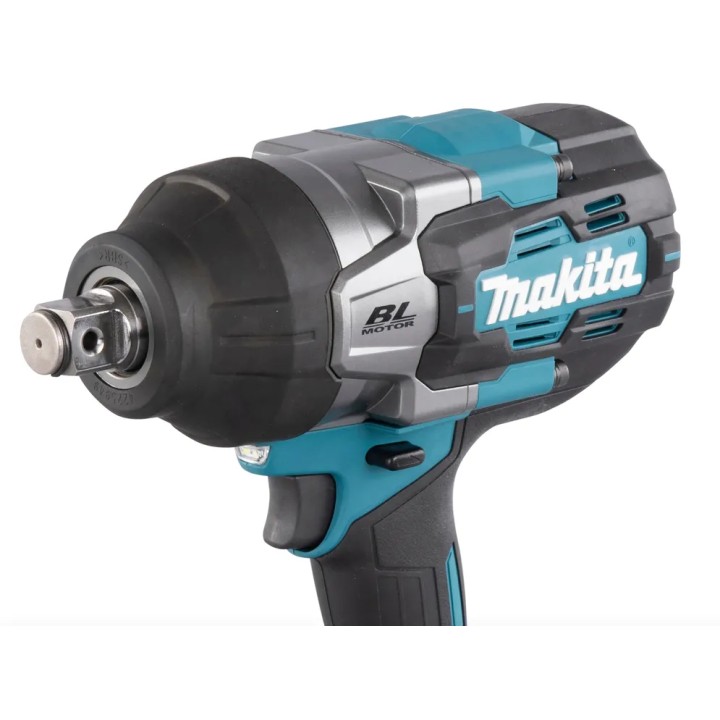 Makita TW001GM201 en usage sur un gros boulon en atelier