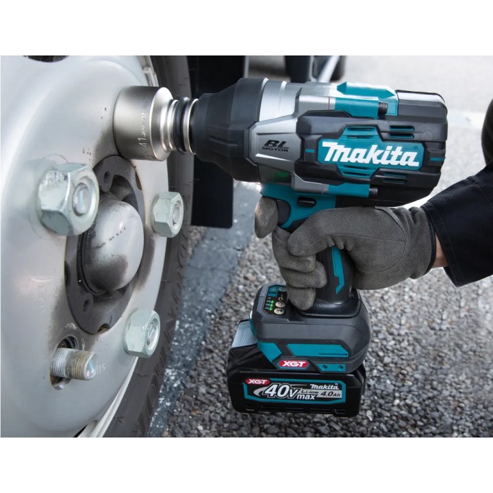 Chiave a impulsi MAKITA TW001GM201 su sfondo neutro