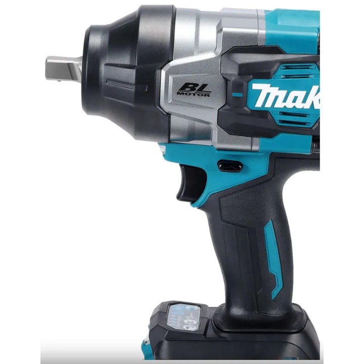 MAKITA TW003GM201 strumento in uso su bullone metallico in officina