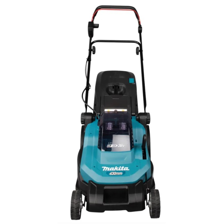 Rasaerba DLM432PT2 in uso su prato residenziale