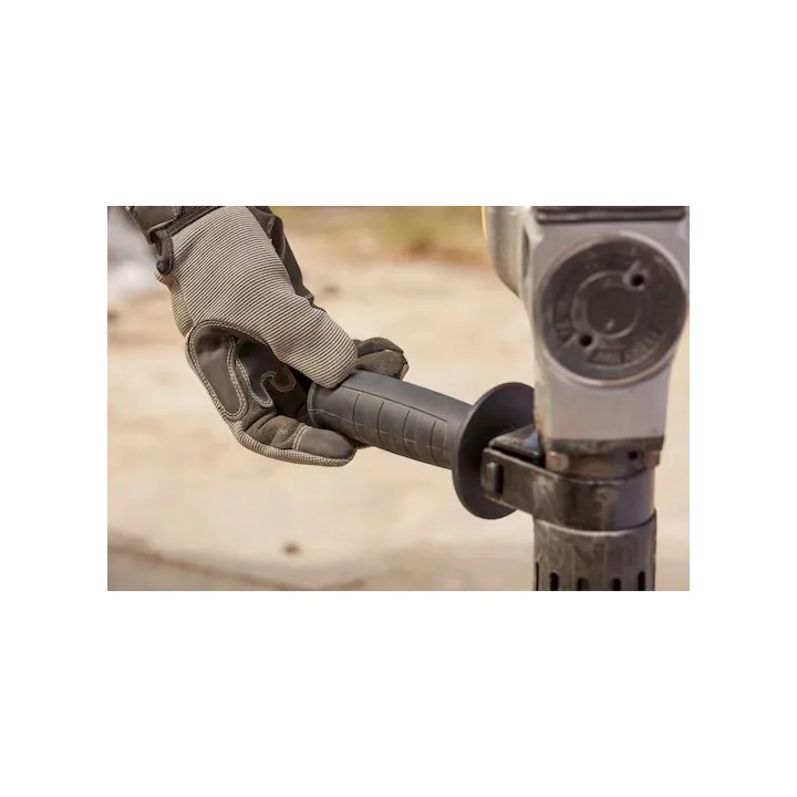 Marteau STANLEY FATMAX posé sur une surface de travail
