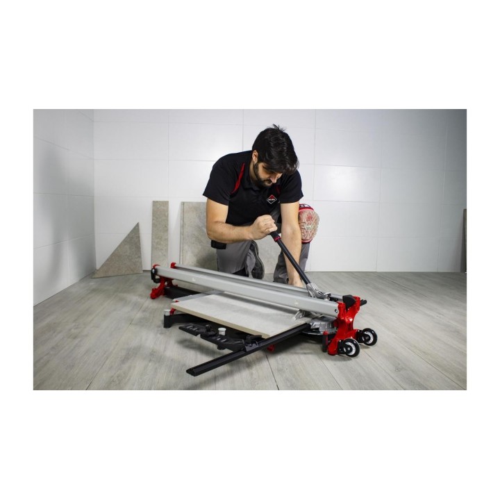 Vue latérale du coupe-carreaux TZ-1020 montrant le châssis en acier et la table pliable