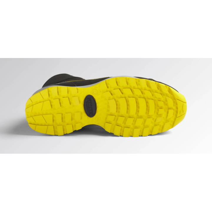 Dettaglio tomaia nubuck, plantare estraibile e protezione tallone in TPU