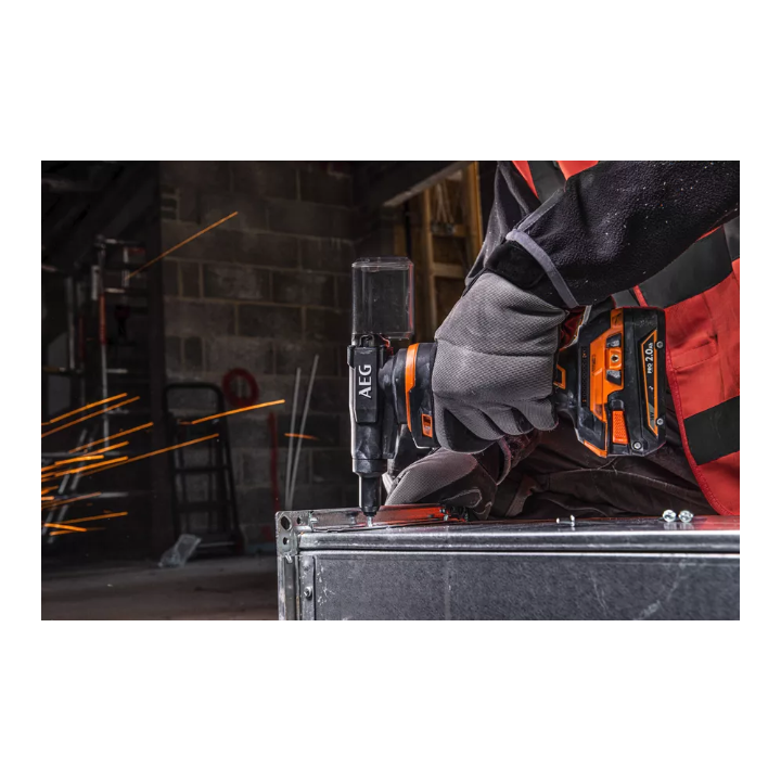 AEG rivettatrice 18V vista frontale con impugnatura e alloggiamento batteria