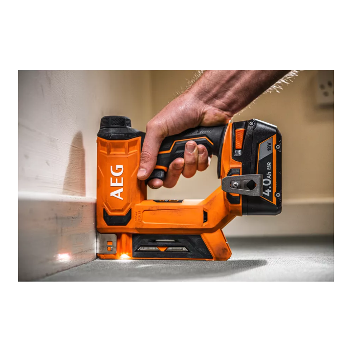 AEG graffatrice compatta 18V in uso, scatto a 2 fasi