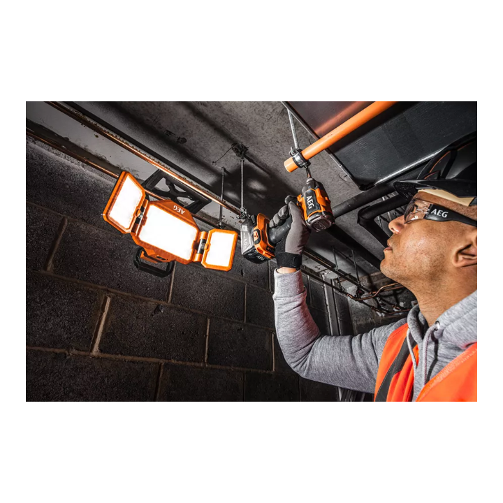 Faro LED AEG 18V vista laterale e impugnatura
