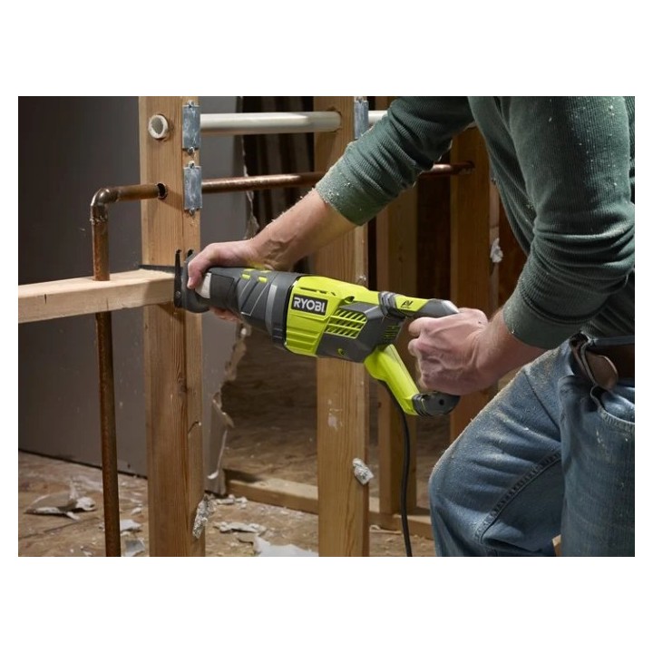 Valigetta e accessori inclusi per sega multifunzione RYOBI 1200W