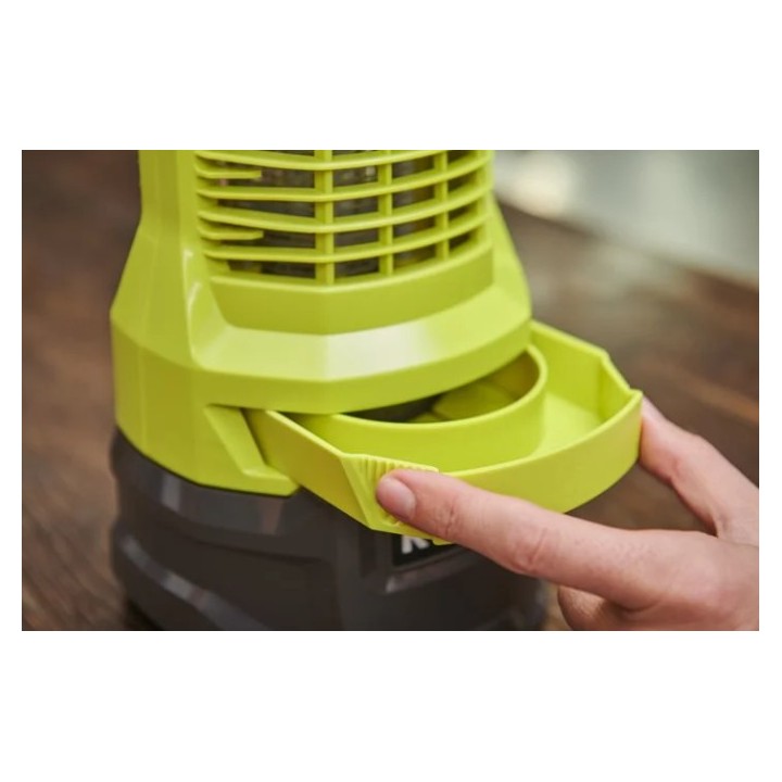 Dettaglio porta USB e supporto telefono della lanterna RYOBI 18V