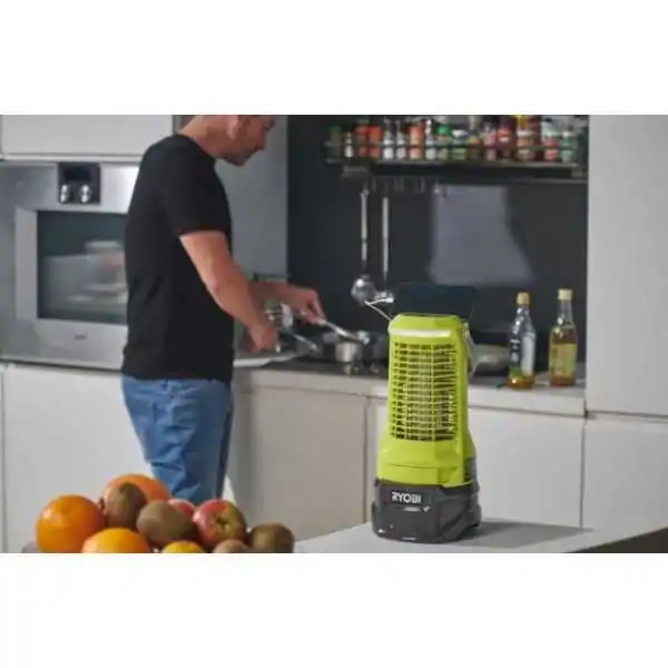 Lanterne Insecticide Ryobi 18V