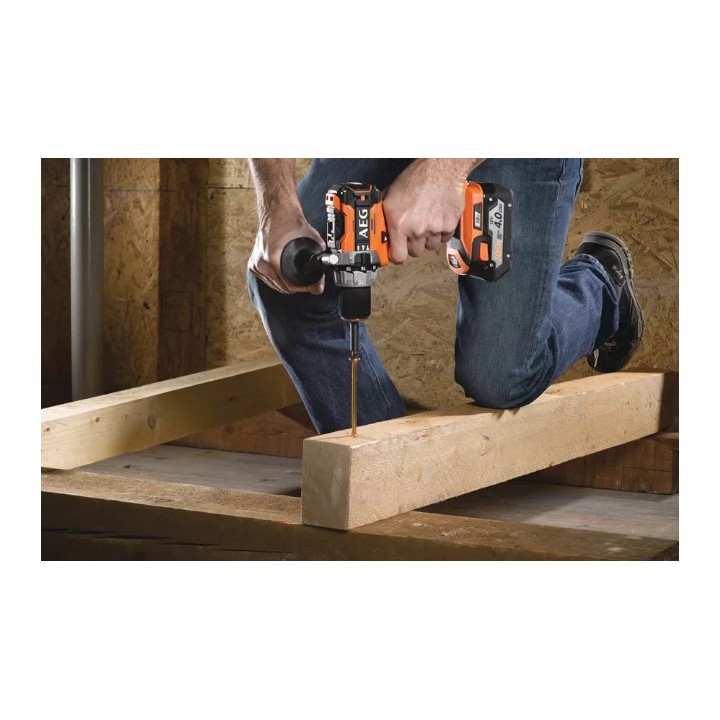 Perceuse compacte AEG 18V avec LED intégrée allumée