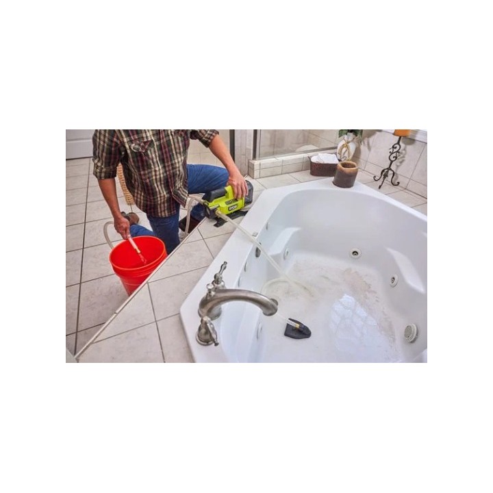Vue latérale de la pompe de transfert RYOBI 18 V avec étiquette technique