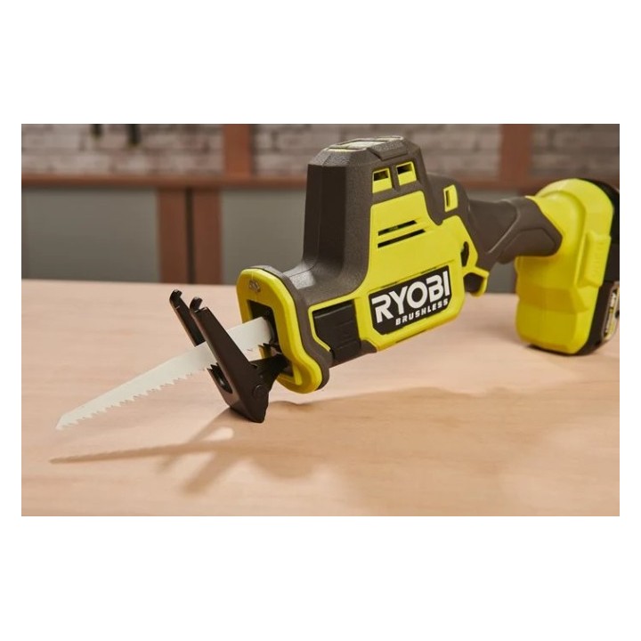 Gros plan sur la lame et la protection de la scie RYOBI 18V