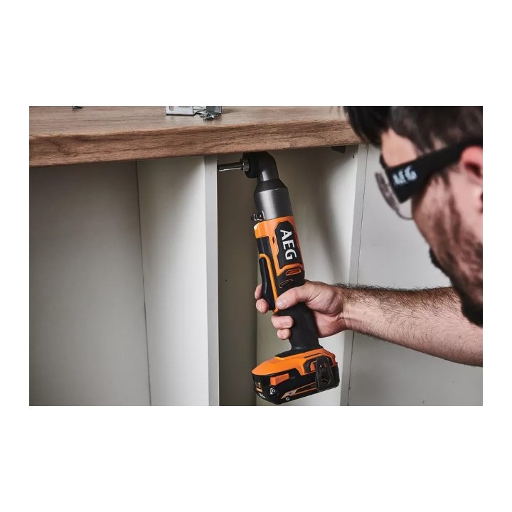 AEG avvitatore angolare 18V vista laterale mostrando la testa compatta 53 mm