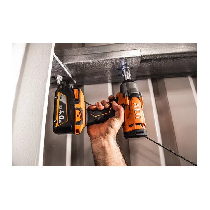 AEG avvitatore a impulsi 1/2" 18V con LED acceso sulla parte anteriore
