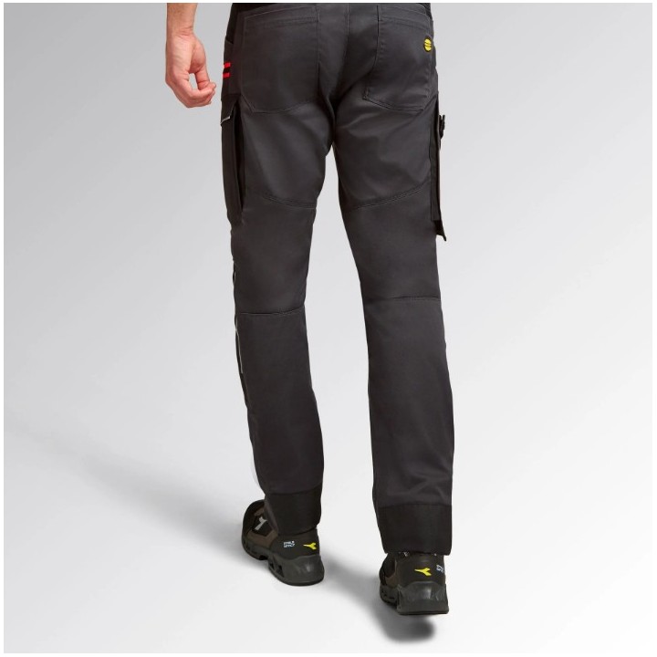 Particolare tasca con zip termonastrata e grande tasca laterale con velcro