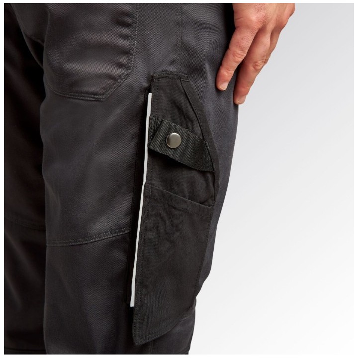 Retro del pantalone Diadora con tasche posteriori e rinforzo tallone