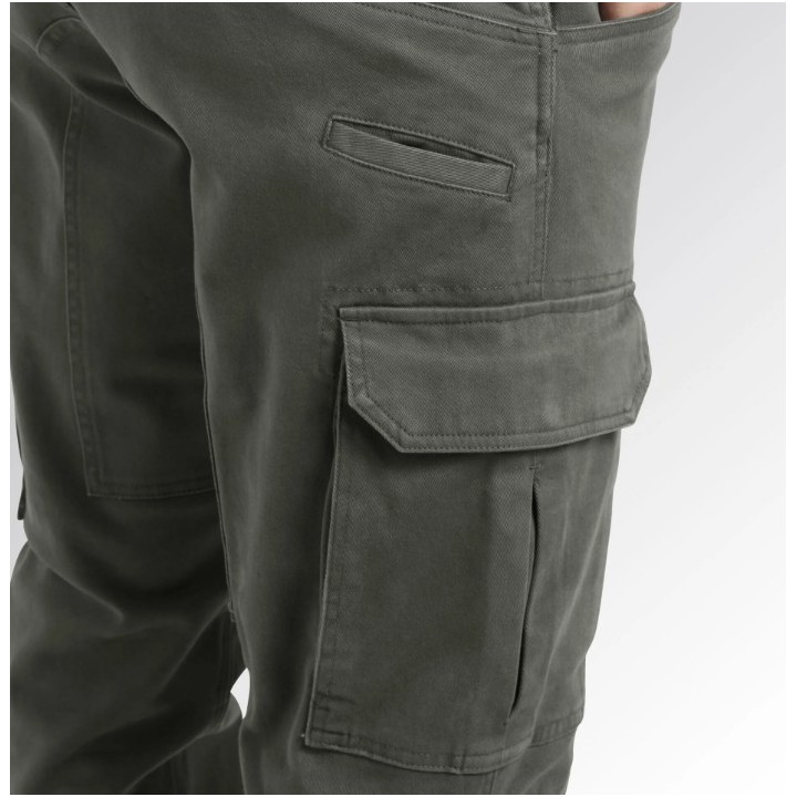 Particolare ginocchio ergonomico e tessuto twill stretch 330 g/m²